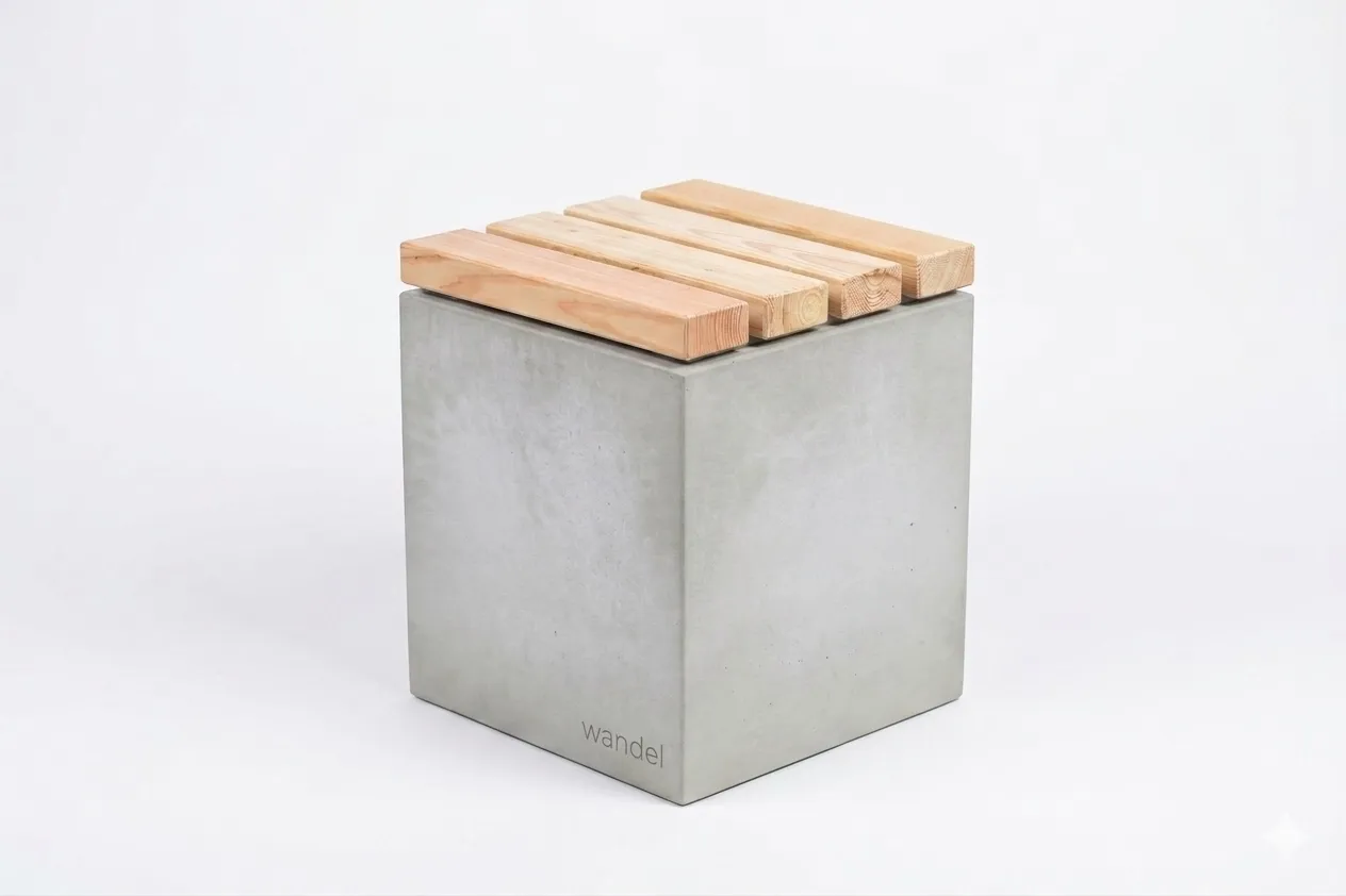 Sitzblock aus Beton mit Sitzauflage aus Holz