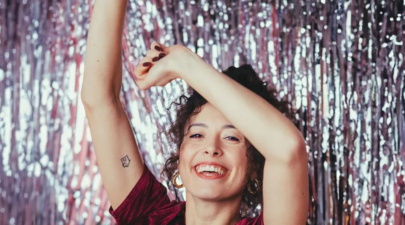 Alice Lombard dans Karaoké