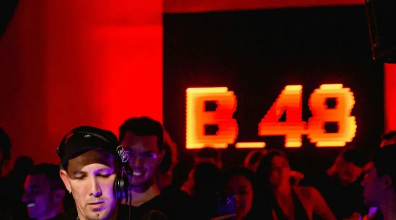 FLUG INVITES - B48_Live