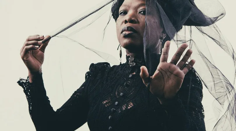 Moonlight Benjamin + support