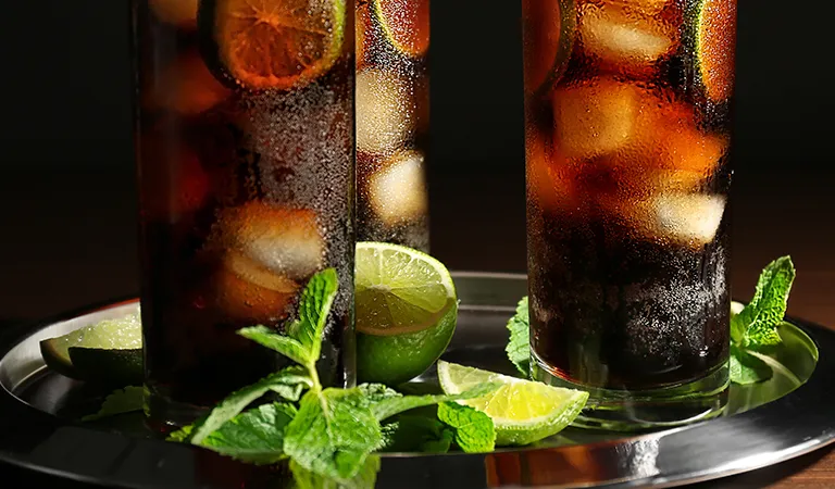 Pizzart: 2 copas o cervezas