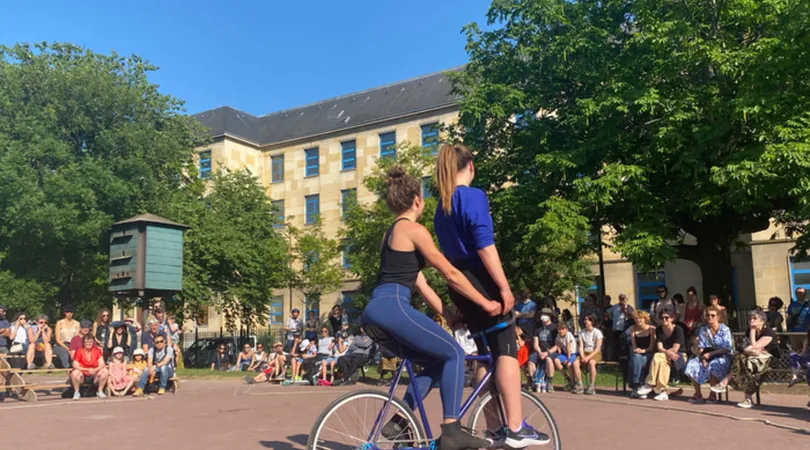 "Connivences" : Un spectacle de vélo acrobatique, au parc de Choisy