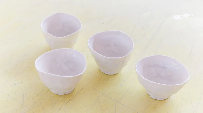 Modelez vos tasses à café en porcelaine