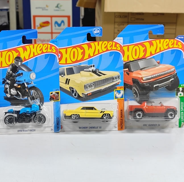 Bundle de Hot Wheels - BMW R nine T Racer,  ´64 Chevy Chevelle SS y GMC Hummer EV vista 1