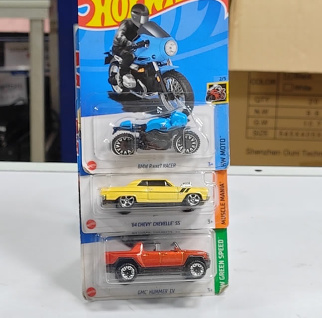 Bundle de Hot Wheels - BMW R nine T Racer,  ´64 Chevy Chevelle SS y GMC Hummer EV vista 2