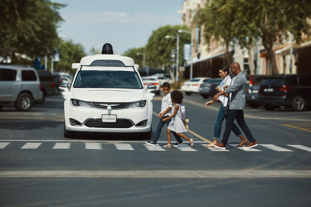 Camioneta Chrysler Pacifica Hybrid completamente autónoma y heredada de Waymo en un cruce peatonal