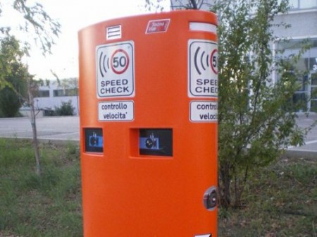 File:Speed Check con autovelox dentro.jpg