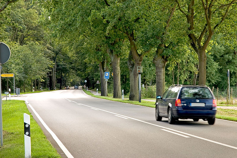 File:Bundesstraße B191 mit Starenkasten.jpg