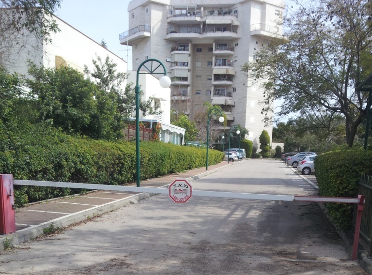 קובץ:Private road.jpg