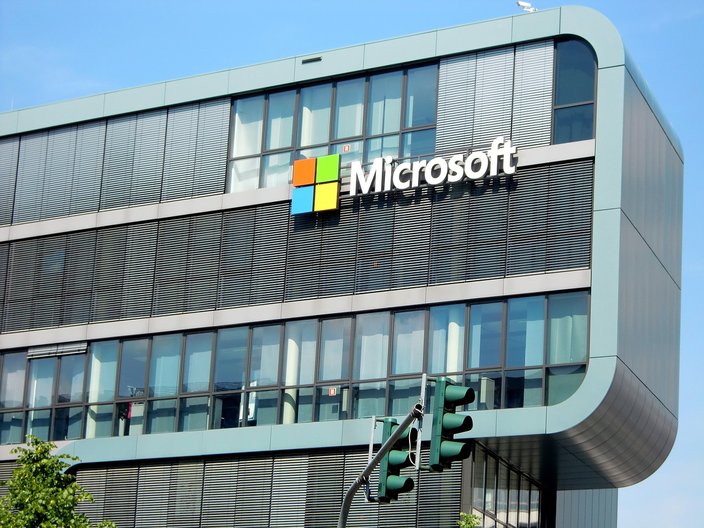 Microsoft, and its founder Bill Gates, are pushing the development of advanced nuclear forward. Image by efes from Pixabay