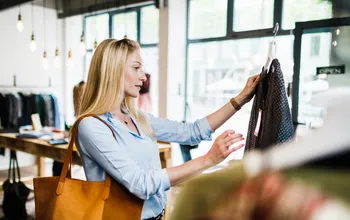 Consumer confidence_Woman_Shopping