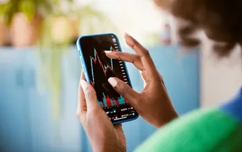 Stocks_Phone_Screen_Hands