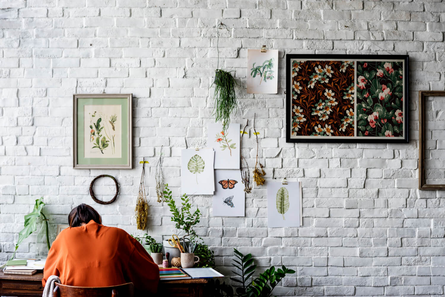 Gallery wall with different photos in a dorm room