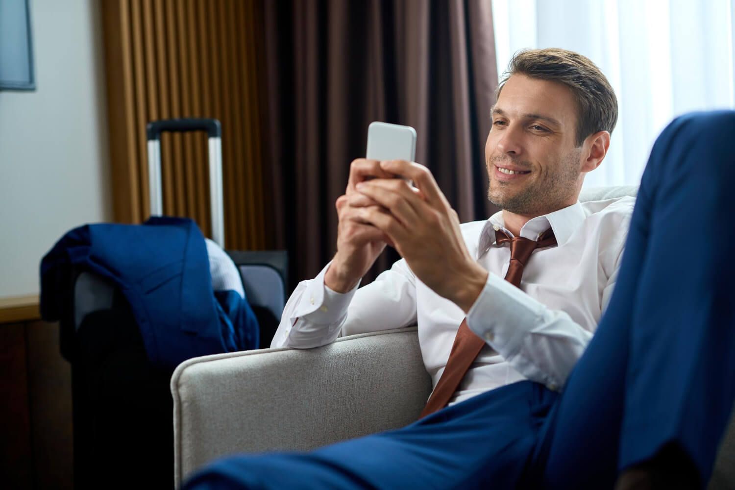 Groom relaxing while preparing vows