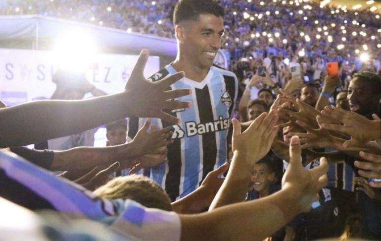 ¡Impresionante! Más de 60 mil hinchas ovacionaron a Luis Suárez en el estadio de Gremio [VIDEO]