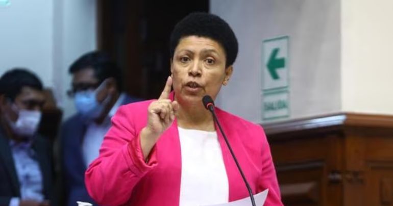 Martha Moyano afirma que “la renuncia de Dina Boluarte generaría mucho más caos”