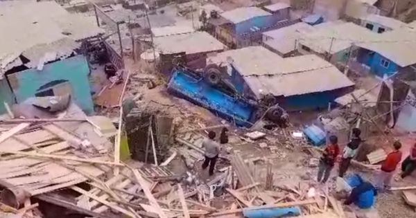 Puente Piedra: camión cisterna se despista y cae sobre tres viviendas