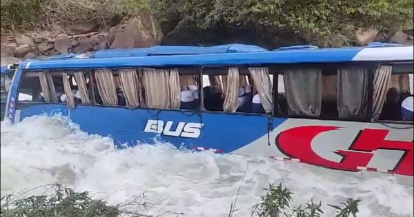 Chachapoyas: bus interprovincial con pasajeros cayó al río Utcubamba