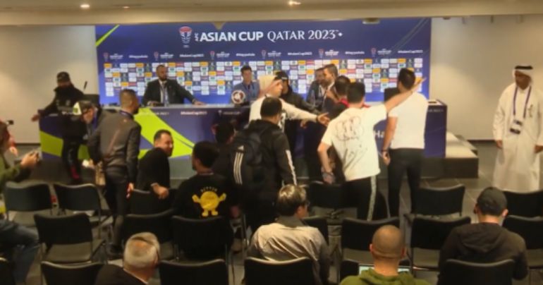 Portada: Periodistas intentaron agredir al técnico de la selección de Irak tras eliminación de la Copa Asia