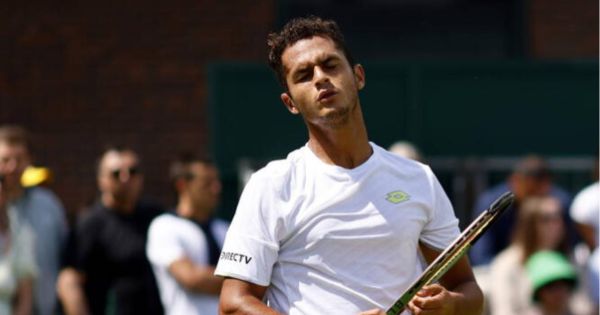 Portada: ¡DEBUT Y DESPEDIDA! Juan Pablo Varillas cayó ante Lorenzo Musetti por la primera ronda de Wimbledon