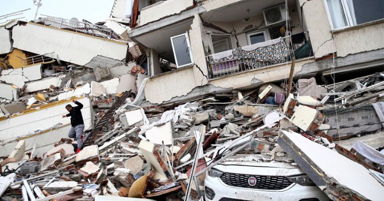 Portada: Terremoto de magnitud 7.8 en Turquía dejó al menos 1014 muertos y 785 en Siria