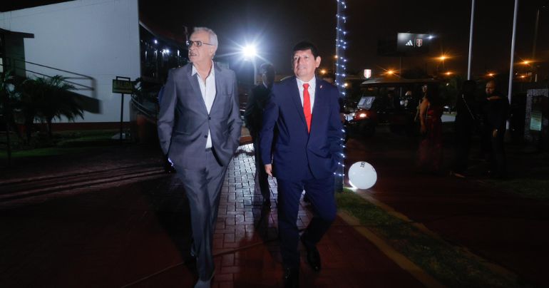 Portada: Jorge Fossati llega junto a Agustín Lozano a la Gala de Premiación de la Liga 1 Betsson: ¿será una señal?