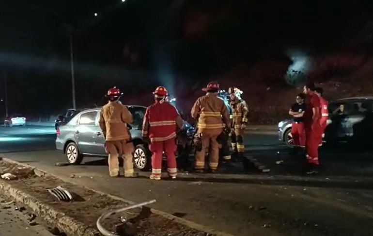 Portada: Miraflores: conductor se despista en la Costa Verde y derriba poste de energía eléctrica