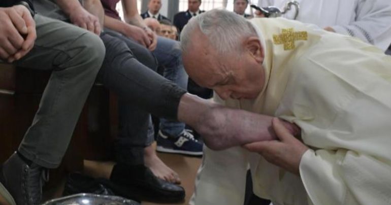 Papa Francisco realiza lavado de pies a 12 presos en Jueves Santo