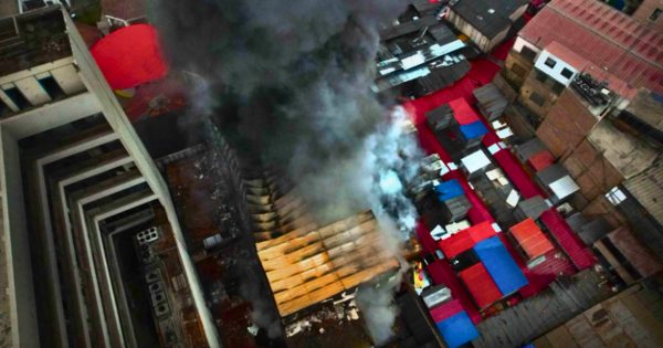 Portada: Incendio en Mesa Redonda: bomberos intentan controlar siniestro en galería