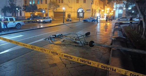 Centro de Lima: poste de luz de la Plaza San Martín se desplomó e hirió a un hombre