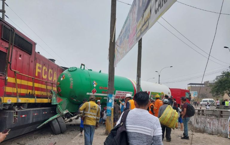 Carretera Central: tren impacta contra camión cisterna que iba cargado de gas