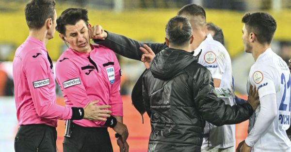 ¡Medida radical! Superliga de Turquía pospone sin fecha todos los partidos por agresión a un árbitro