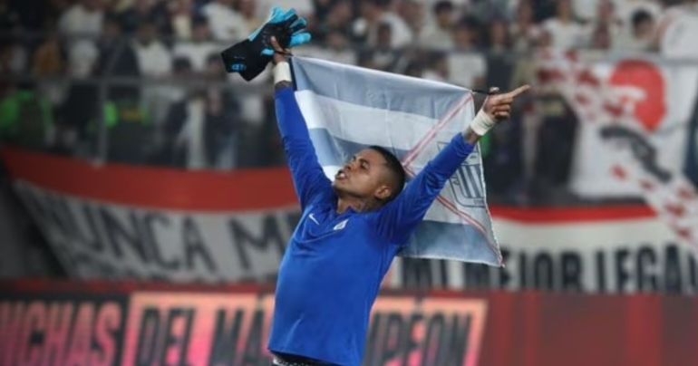 Ángelo Campos se pronunció tras mostrar bandera blanquiazul en el estadio Monumental: ¿qué dijo?