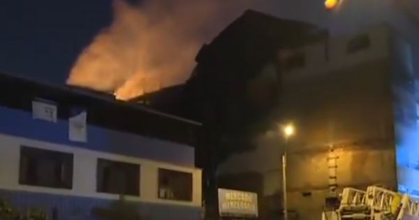 Portada: Cercado de Lima: se reaviva incendio en almacén del jirón Áncash