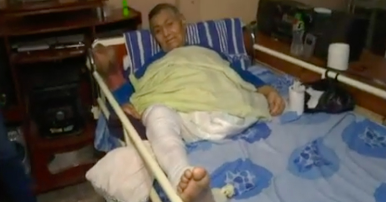 Anciano acude a que le curen herida en pierna amputada y le fracturan la otra