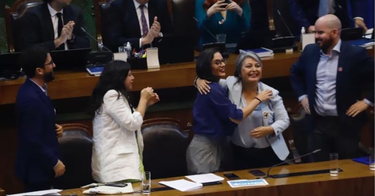 Portada: Parlamento chileno aprueba reducir la jornada laboral a 40 horas semanales