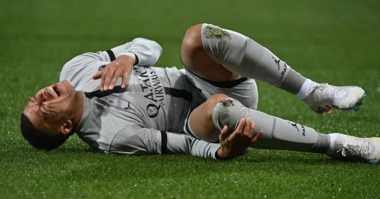 ¡Para no creerlo! Kylian Mbappé falló dos penales y se lesionó con el PSG