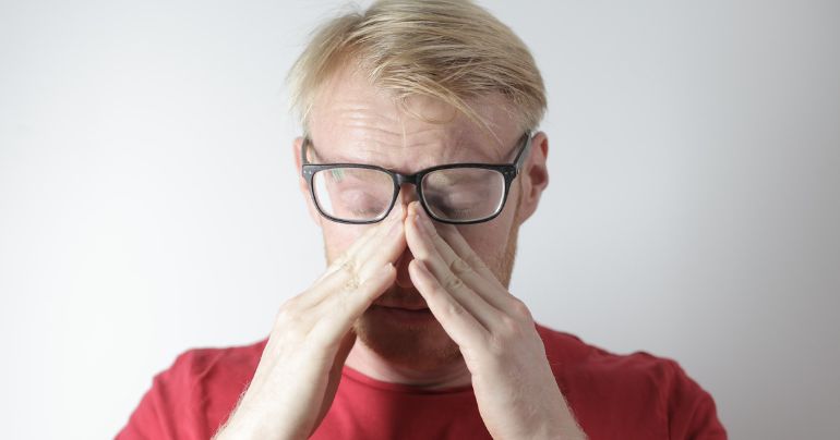 ¡ATENCIÓN! Frotarse los ojos en exceso podría disminuir progresivamente la visión