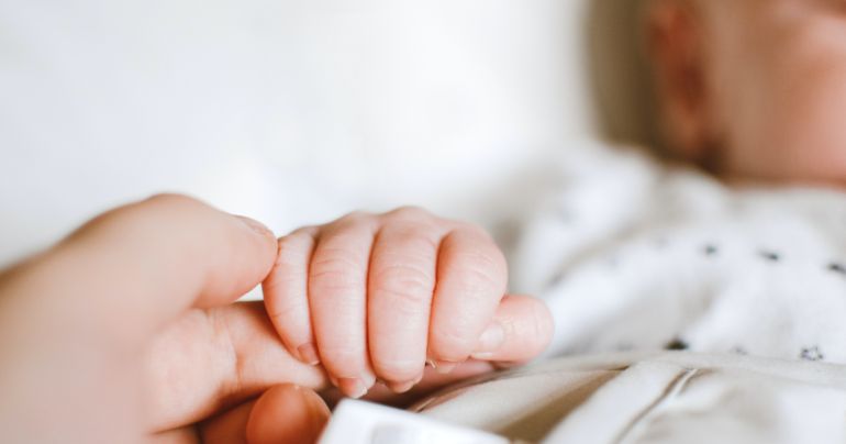 Raptan a bebé de 2 días de nacida mientras descansaba con su madre