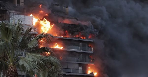 España: un incendio de grandes proporciones devora edificio de 14 pisos en Valencia