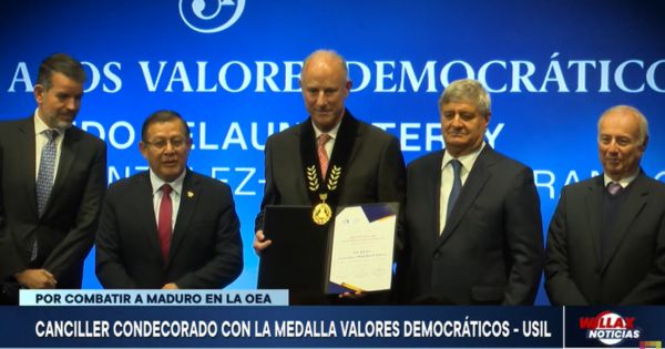 Javier González-Olaechea fue condecorado con la medalla Valores Democráticos por combatir a Nicolás Maduro en la OEA