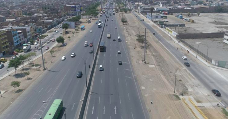 Bus de transporte público se incendia en la Panamericana Norte (VIDEO)