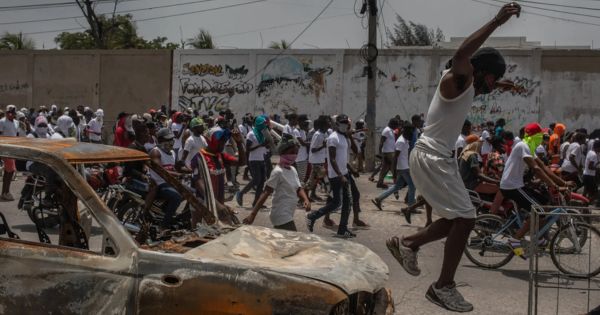 Portada: ONU dice que es necesario "uso contundente de la fuerza" contra las pandillas de Haití