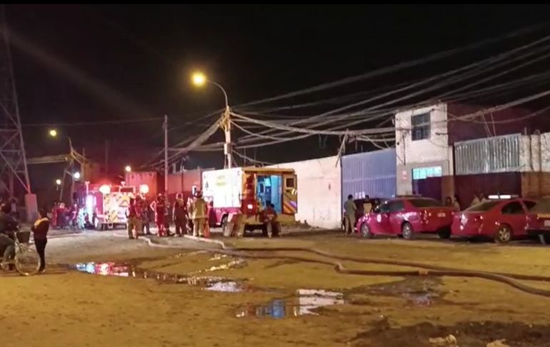 Portada: Puente Piedra: bomberos logran controlar incendio de grandes magnitudes en almacén de plásticos