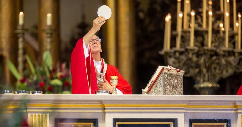 Portada: Fieles se congregan en iglesia Las Nazarenas para dar inicio a la Semana Santa