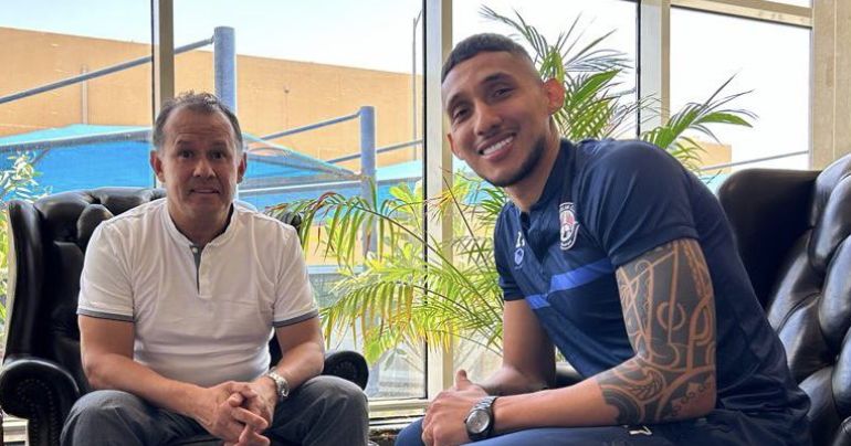Selección peruana: Juan Reynoso llegó a Arabia Saudita para visitar a Christofer Gonzales