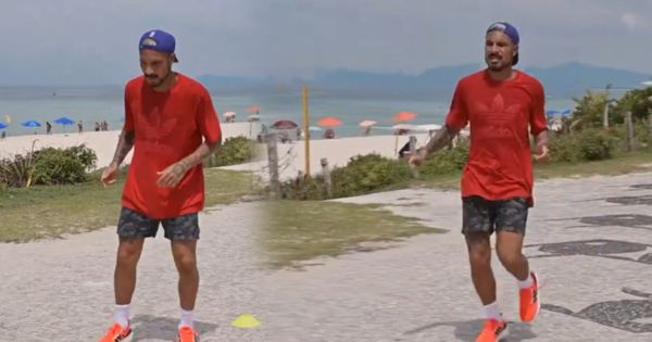 Portada: Paolo Guerrero entrena en las playas de Barra de Tijuca antes de llegar a Trujillo