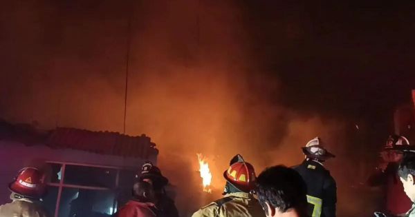 Ventanilla: gran incendio consumió al menos diez viviendas en asentamiento humano