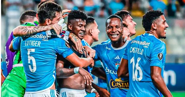 Sporting Cristal presenta su equipo ante la U. Católica en el estadio Nacional