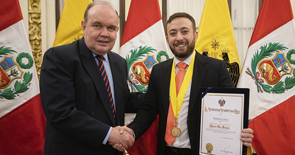 Alcalde Rafael López Aliaga condecoró a Agustín Laje con Medalla de Lima